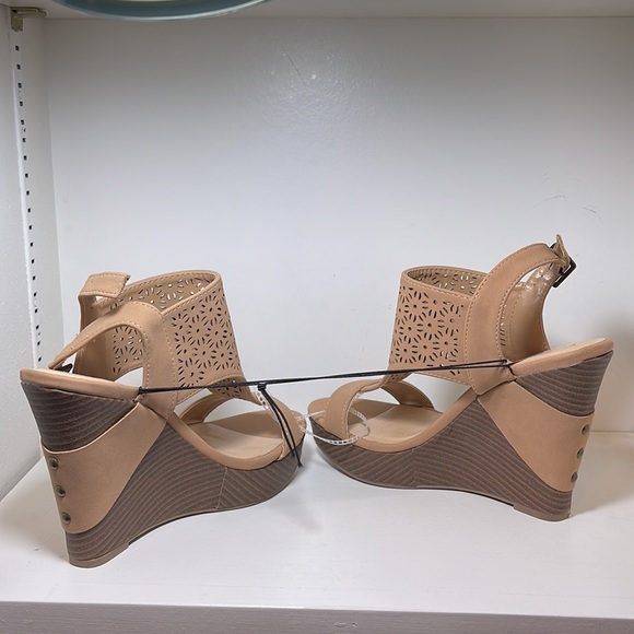 Women’s Bella Vita Wedge. Size 8. - Picture 2 of 8